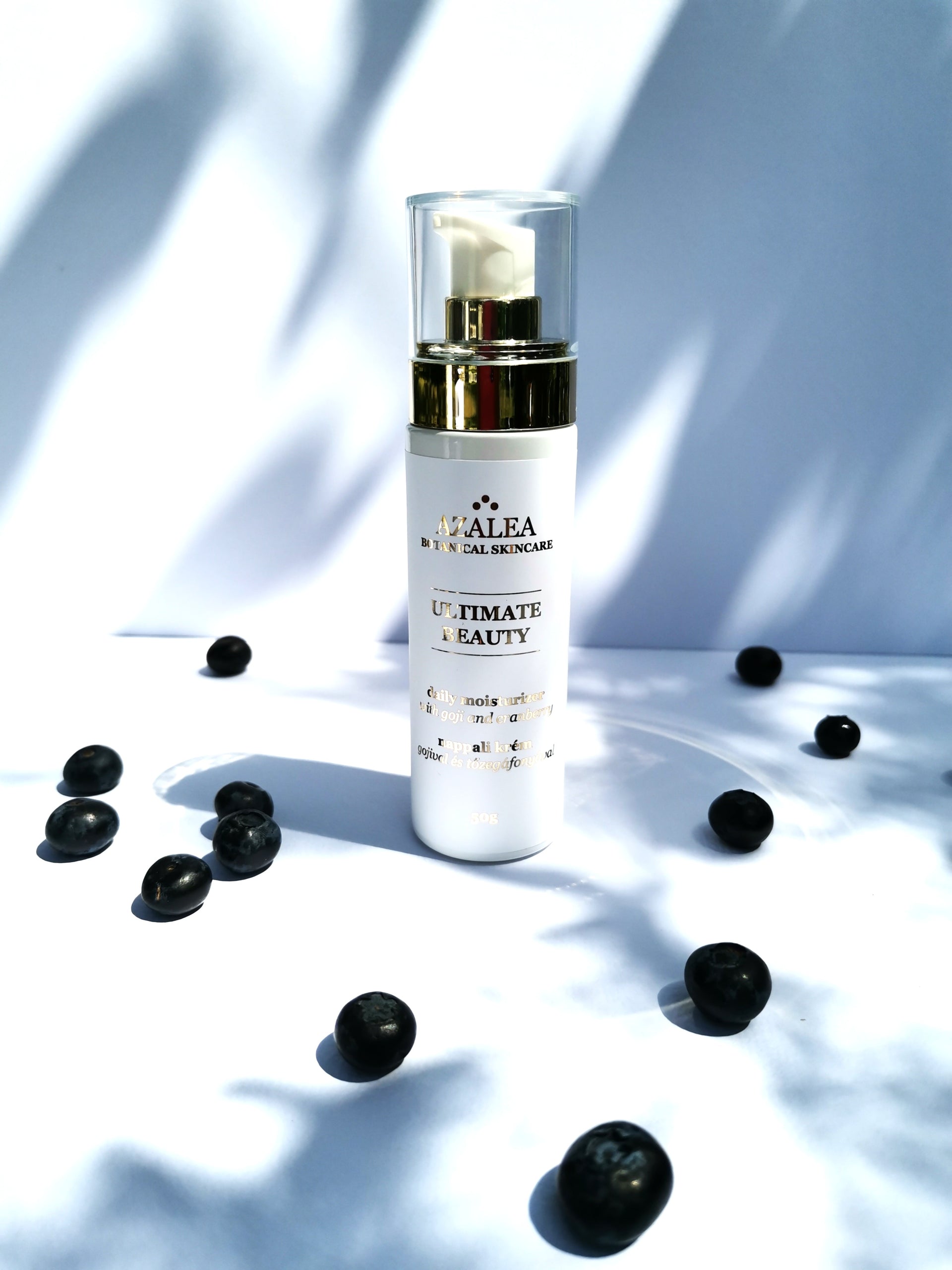 Videó betöltése: AZALEA Ultimate Beauty cream with fresh blueberries – symbol of antioxidant-rich, natural skincare.